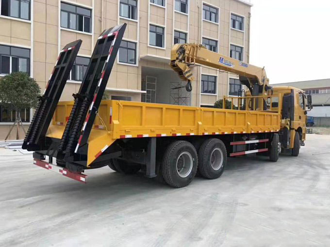 徐工吊機(jī)12噸徐工漢風(fēng)隨車吊帶爬梯圖片展示4