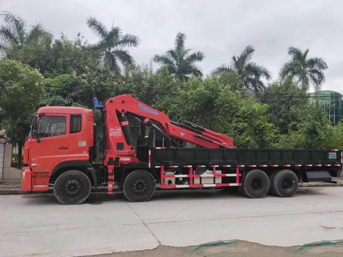 江威吊機16噸折臂東風天龍前四后八隨車吊圖片展示3 江威吊機16噸折臂東風天龍前四后八隨車吊圖片展示3