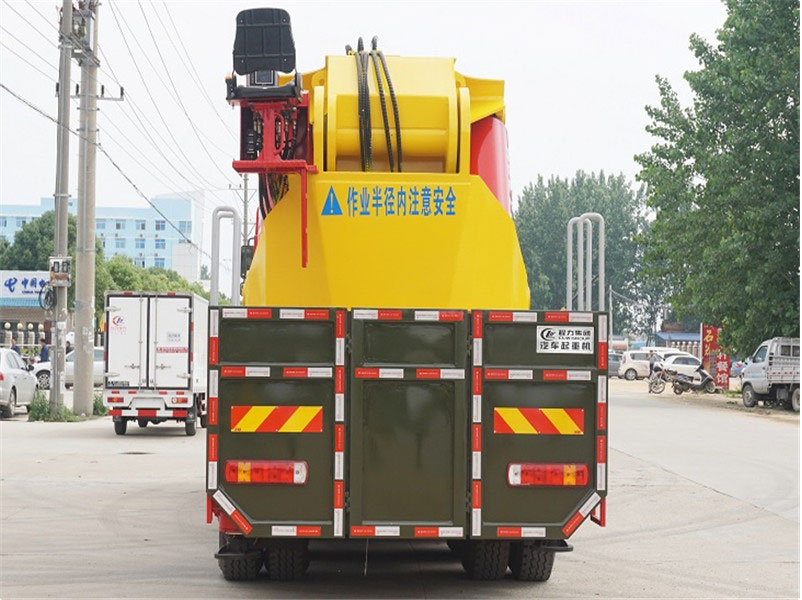 程力200噸重汽豪沃隨車吊(重汽 -- 豪沃HOWO200噸隨車起重運(yùn)輸車)圖片展示4 程力200噸重汽豪沃隨車吊(重汽 -- 豪沃HOWO200噸隨車起重運(yùn)輸車)圖片展示4