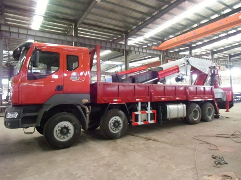 重汽豪沃150噸隨車吊