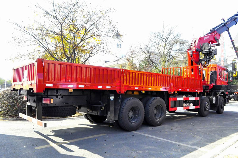 程力25噸東風(fēng)天龍隨車吊圖片展示4 程力25噸東風(fēng)天龍隨車吊圖片展示4
