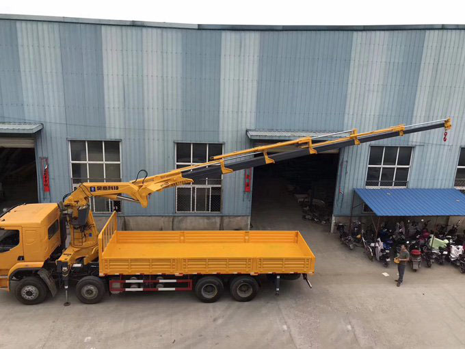 昊意遙控折臂吊機16噸柳汽乘龍隨車吊圖片展示3 昊意遙控折臂吊機16噸柳汽乘龍隨車吊圖片展示3