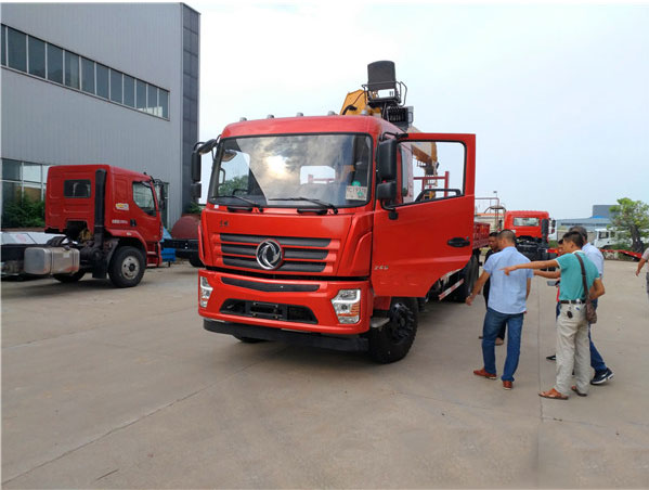 徐工吊機12噸東風專底D3隨車吊圖片展示2