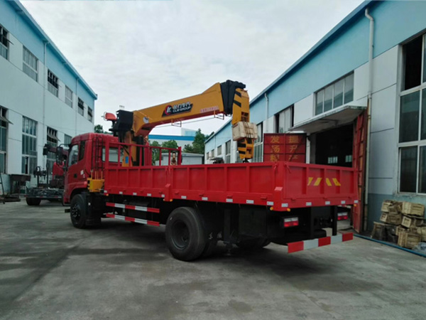 程力吊機(jī)8噸東風(fēng)隨車吊圖片展示3 程力吊機(jī)8噸東風(fēng)隨車吊圖片展示3