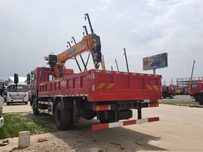 程力吊機8噸東風特商T702隨車吊圖片展示3 程力吊機8噸東風特商T702隨車吊圖片展示3