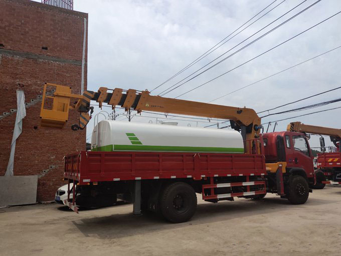 程力吊機(jī)8噸東風(fēng)隨車吊帶吊籃副灑水于一體多功能隨車吊