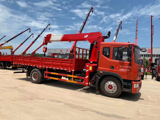 8噸東風多利卡D9隨車吊(國六)圖片展示4 8噸東風多利卡D9隨車吊(國六)圖片展示4