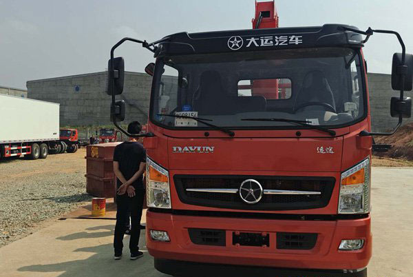 三一7噸大運(yùn)隨車吊（大運(yùn)7噸隨車起重運(yùn)輸車）