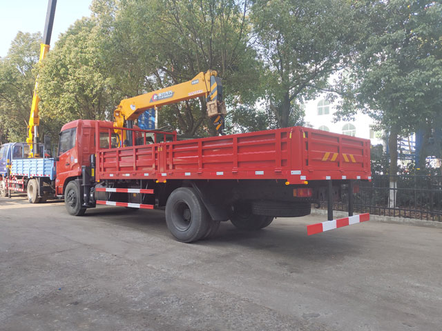 程力吊機6.3噸東風天錦隨車吊圖片展示2 程力吊機6.3噸東風天錦隨車吊圖片展示2