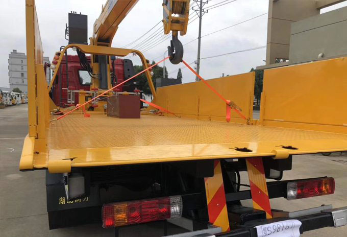 程力吊機(jī)6.3噸解放J6隨車吊帶清障圖片展示4 程力吊機(jī)6.3噸解放J6隨車吊帶清障圖片展示4