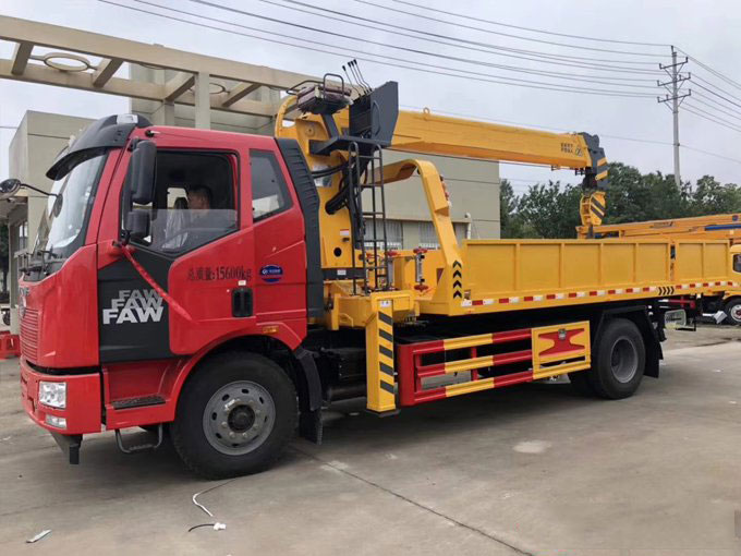 程力吊機(jī)6.3噸解放J6隨車吊帶清障