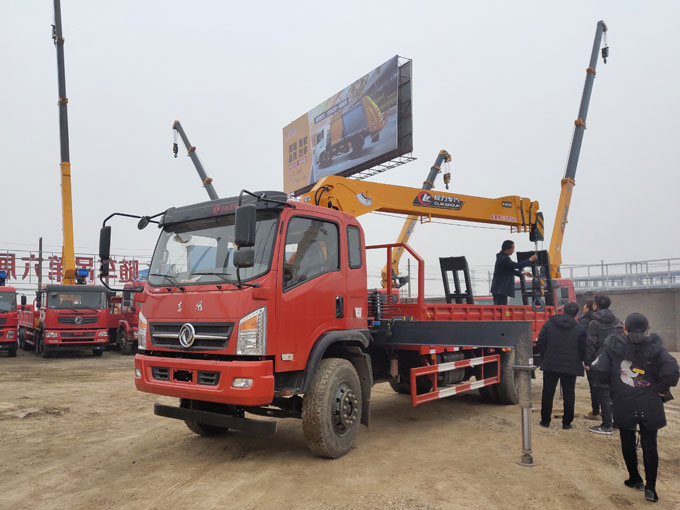 程力吊機6.3噸東風御虎D912隨車吊帶爬梯