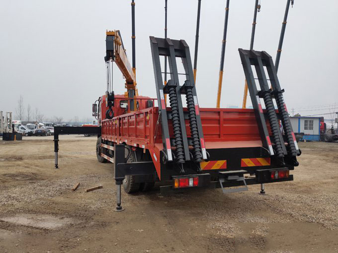 程力吊機6.3噸東風(fēng)御虎D912隨車吊帶爬梯圖片展示4