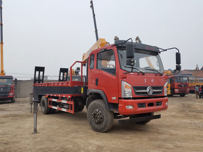 程力吊機6.3噸東風(fēng)御虎D912隨車吊帶爬梯