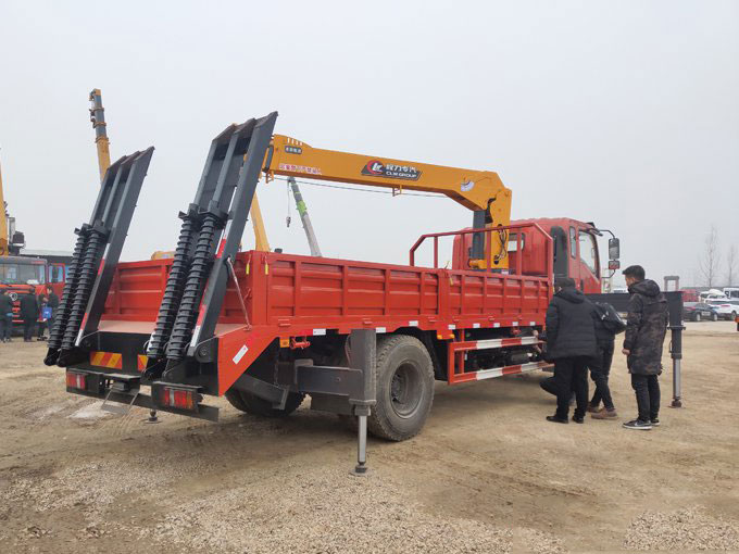 程力吊機6.3噸東風(fēng)御虎D912隨車吊帶爬梯圖片展示3