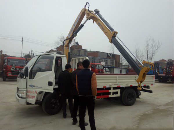 徐工折臂2噸江鈴隨車吊(江鈴2噸隨車起重運輸車)