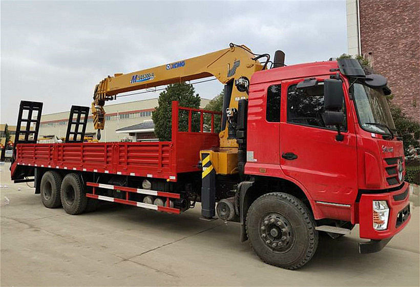 東風(fēng)暢行后八輪徐工12噸隨車吊挖機(jī)平板爬梯圖片展示2