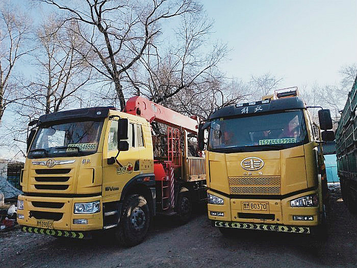 隨車(chē)吊選擇小三軸、后八輪、前四后八哪個(gè)好用？