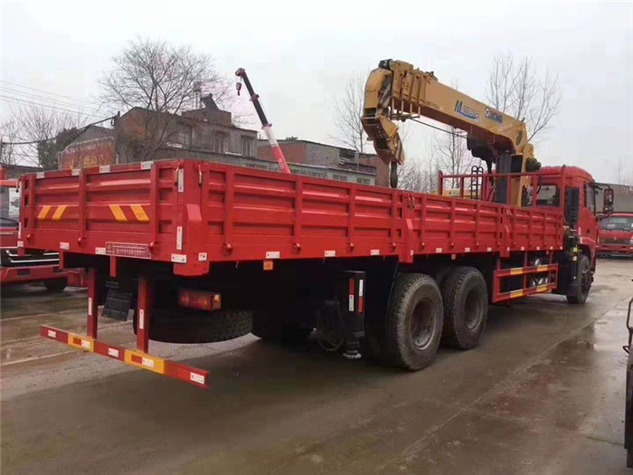 河南洛陽翟老板訂購東風(fēng)D3后八輪徐工12噸隨車吊