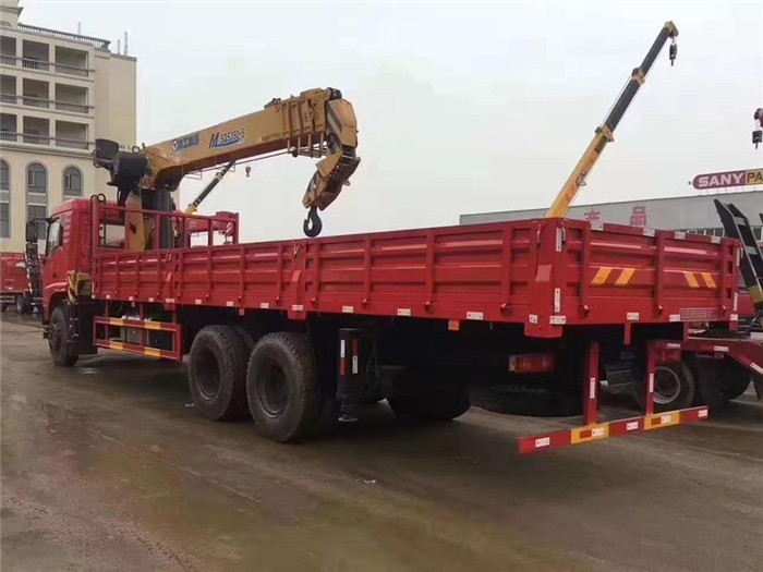 河南洛陽翟老板訂購東風(fēng)D3后八輪徐工12噸隨車吊