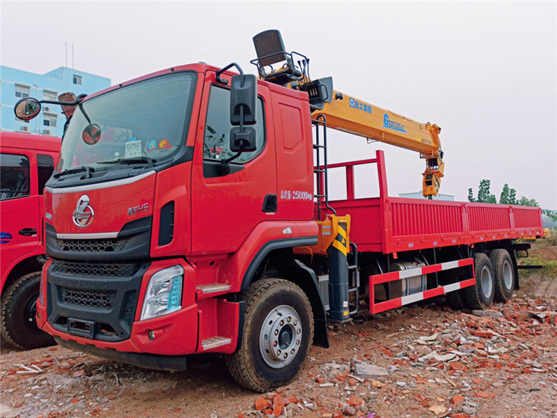 隨車(chē)吊冷鉚車(chē)廂，抗變形、抗開(kāi)裂、結(jié)實(shí)耐用