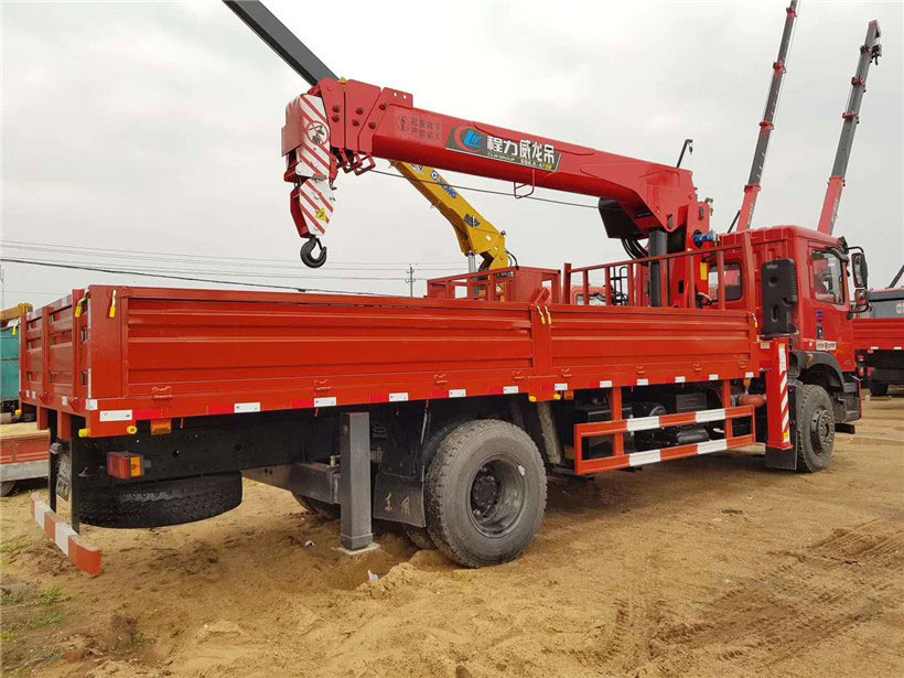 拉移動活動房用什么樣的隨車吊車?