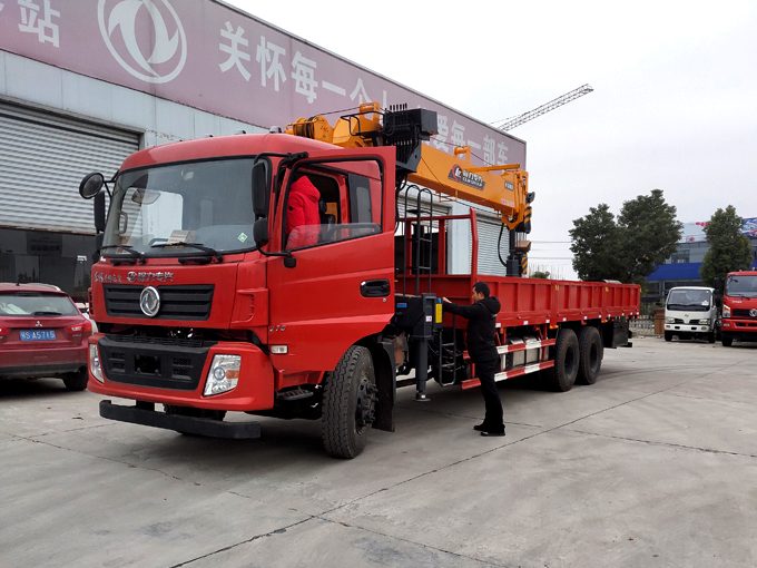 12噸東風(fēng)隨車吊帶鉆頭副鉤遙控雙聯(lián)泵于一體多功能隨車吊