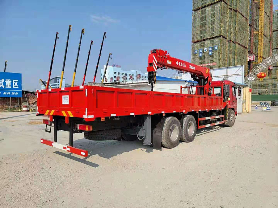 陜汽軒德X6 宏昌天馬12噸隨車吊圖片展示4 陜汽軒德X6 宏昌天馬12噸隨車吊圖片展示4