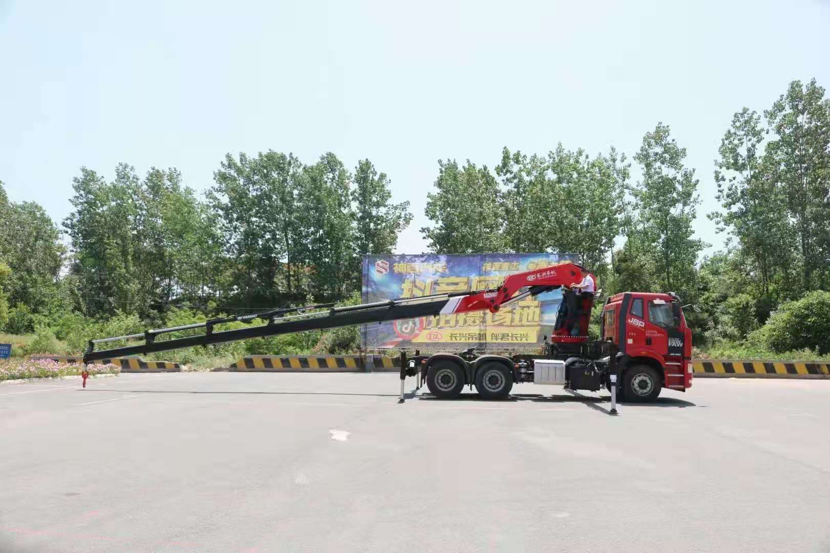 解放30噸折臂隨車吊圖片展示6 解放30噸折臂隨車吊圖片展示6