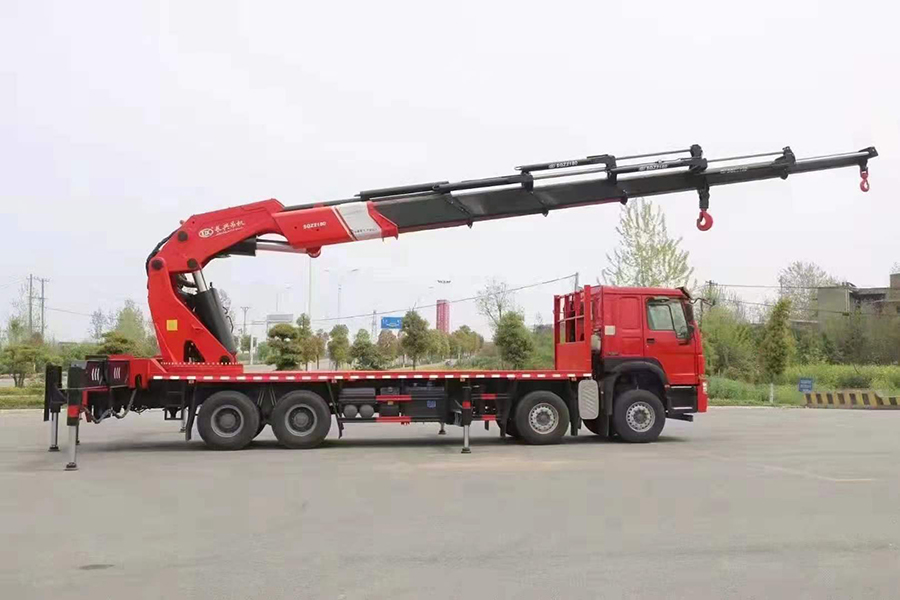重汽豪沃55噸折臂隨車吊