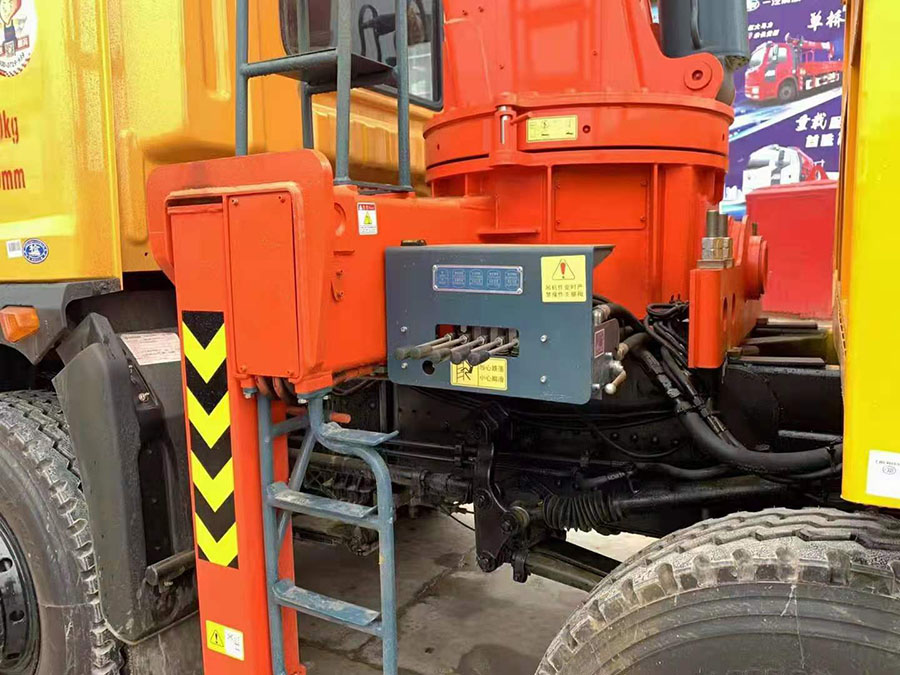 解析:東風華神DV5石煤12噸隨車吊