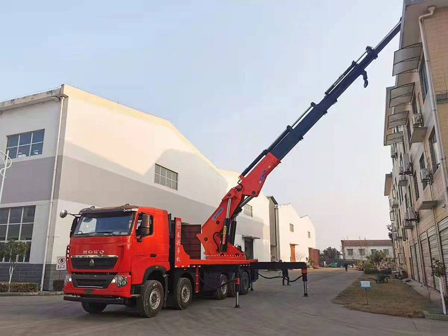 重汽豪沃165噸隨車(chē)吊霸氣問(wèn)世